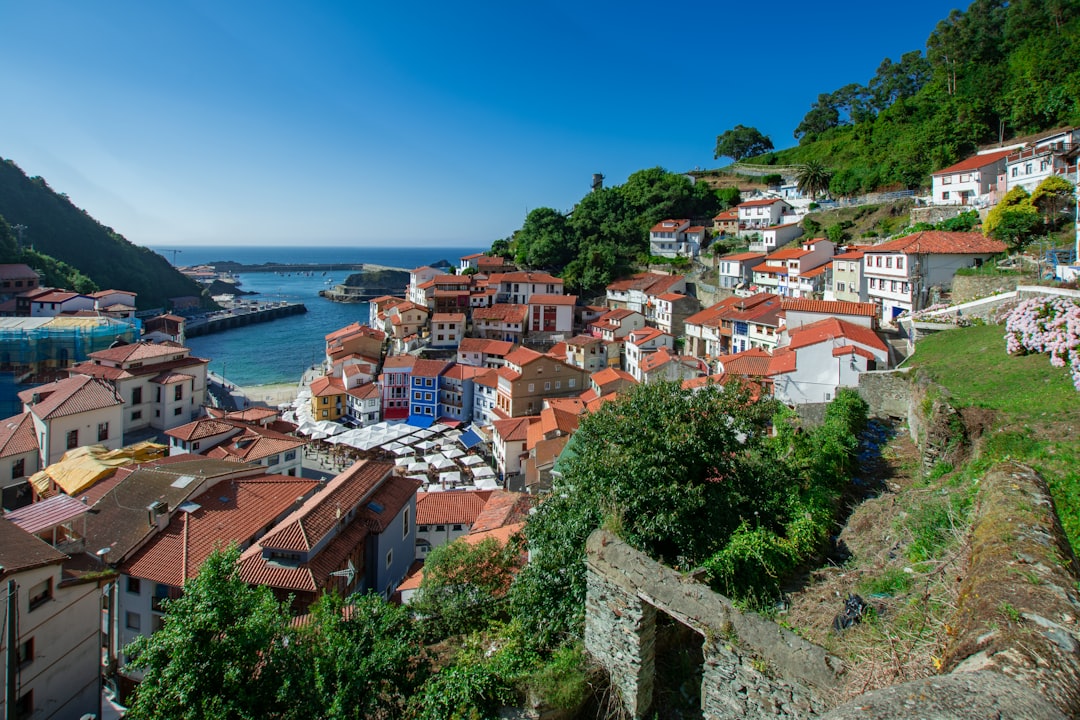 Cudilleroは海に面した山の側に座っています - Cudillero | Secret World Trip Planner