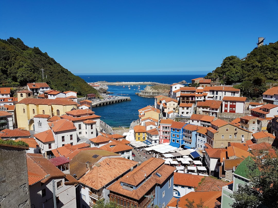 Cudilleroは海に面した山の側に座っています - Cudillero | Secret World Trip Planner