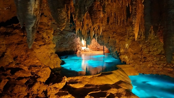 Okinawa | Gyokusendo Cavethere una bella grotta illuminata - Prefettura di Okinawa | Secret World Trip Planner