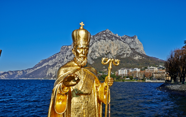 Statue af Sankt Nikolaus - Piazza Antonio Stoppani | Secret World Trip Planner