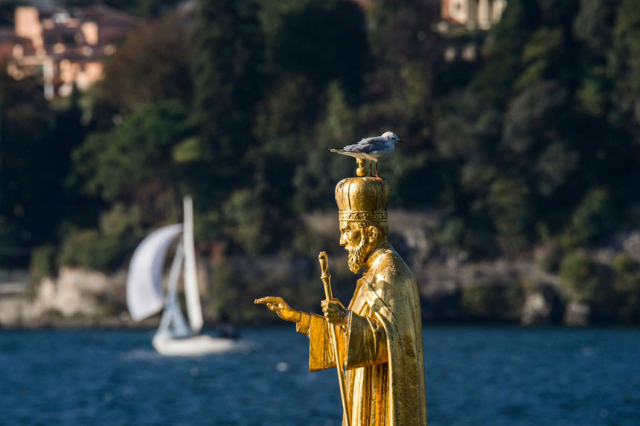 Statue af Sankt Nikolaus - Piazza Antonio Stoppani | Secret World Trip Planner