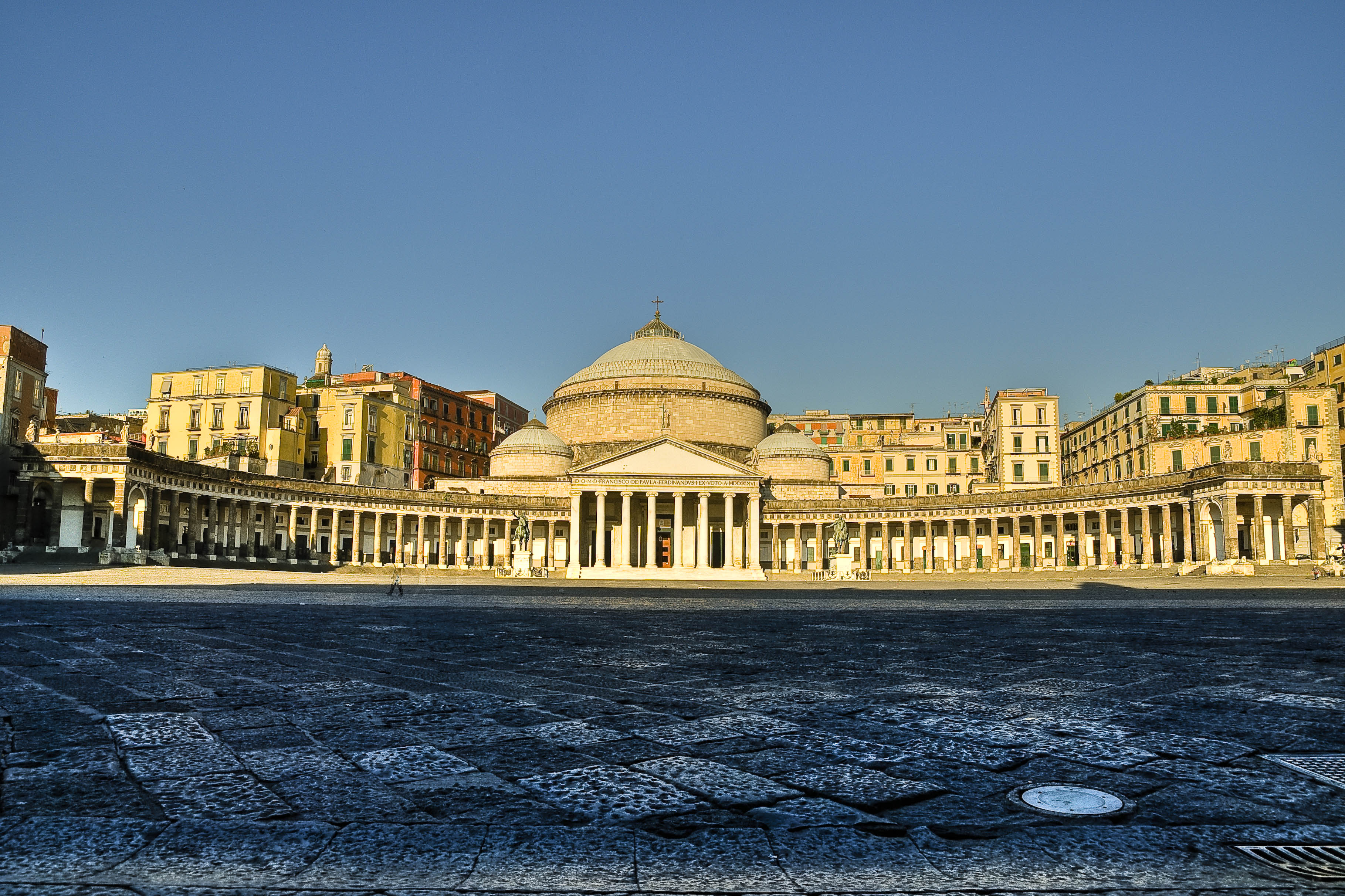 जनमत संग्रह स्क्वायर - Napoli | Secret World Trip Planner
