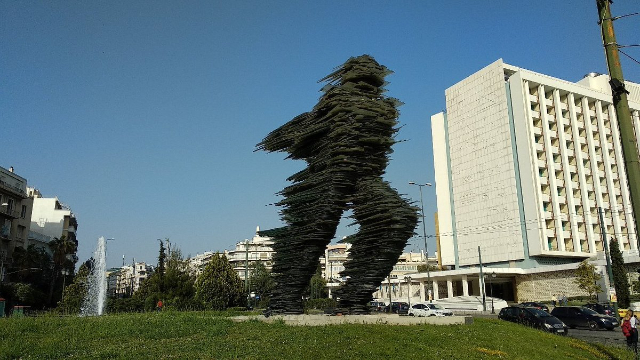 Dromeas, Glasløberen fra Athen: En skulptur i bevægelse - Athens | Secret World Trip Planner