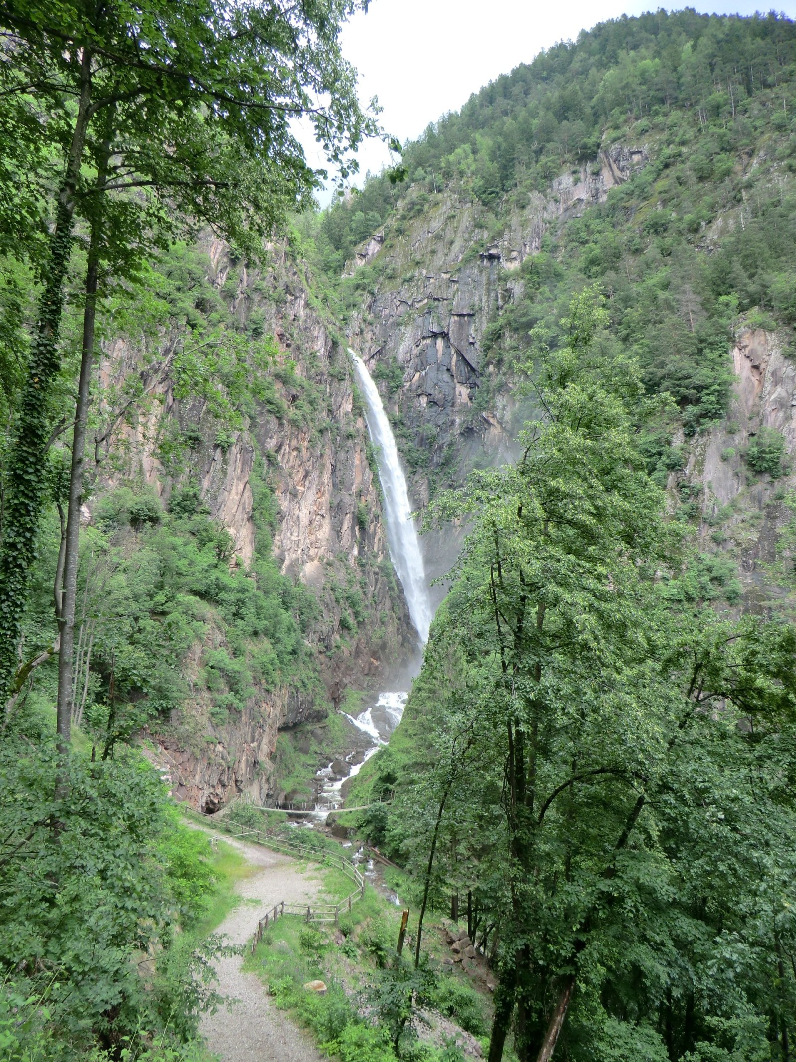 Dolomiterna | Fragsburger Wasserfall eller Cascata del rio Sinigo - Merano | Secret World Trip Planner