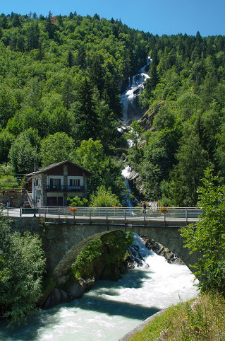 Lenteney Falls - Località Lenteney | Secret World Trip Planner