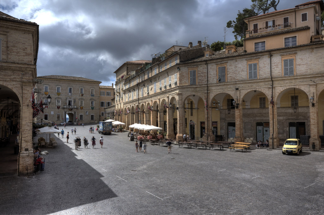 પિયાઝા ડેલ પોપોલો - Fermo | Secret World Trip Planner