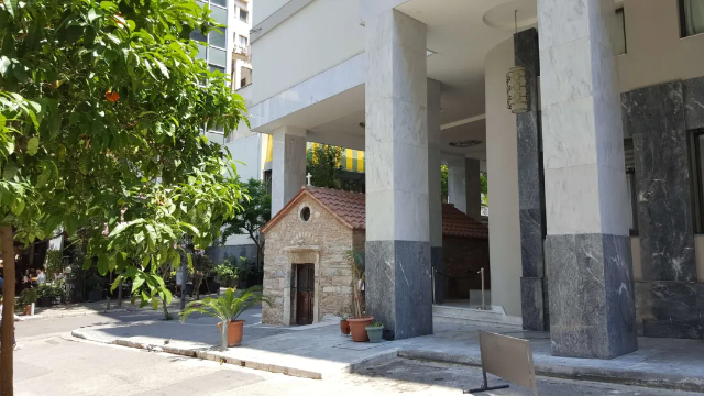 Agia Dynami kyrka: En helgedom från den bysantinska eran omsluten av modernitet - Athina | Secret World Trip Planner
