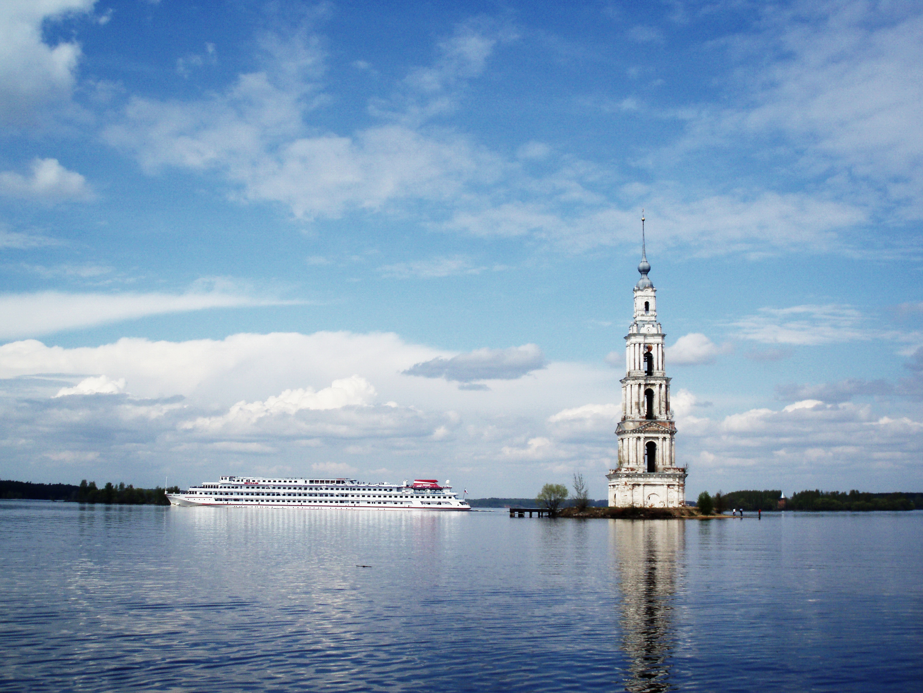Russia | Il campanile della chiesa di San Nicola allagata - Kaljazin | Secret World Trip Planner