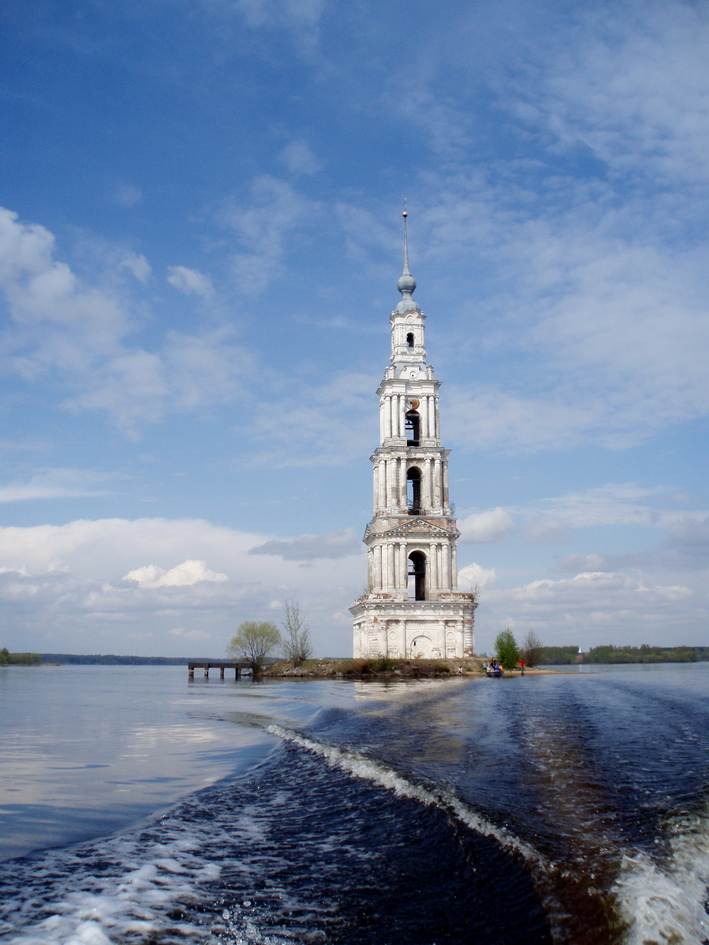 Russia | Il campanile della chiesa di San Nicola allagata - Kaljazin | Secret World Trip Planner