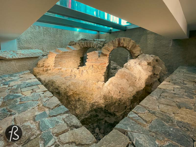 Zaras verborgener Schatz: Ein altes römisches Grabmal unter dem Laden - Athina | Secret World Trip Planner