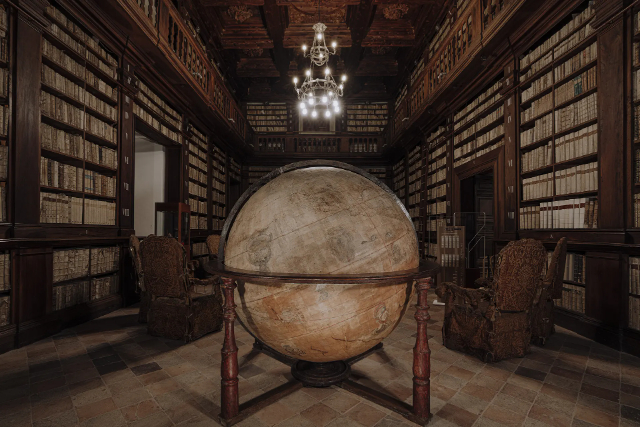 Camera Glob - Fermo | Secret World Trip Planner