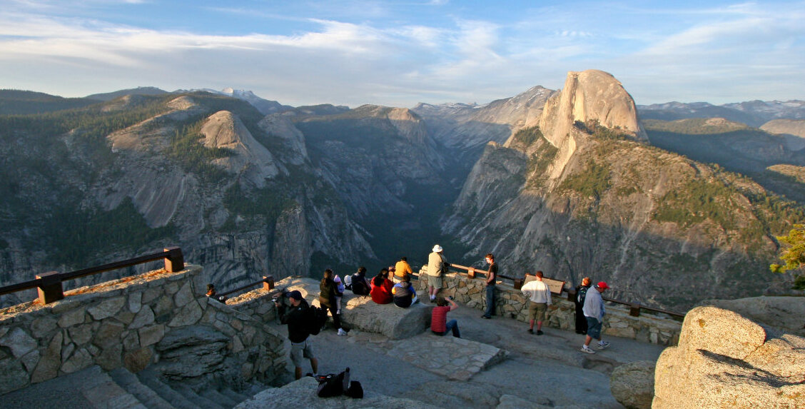 Majestátní pohled z ledovcového bodu - Yosemite Valley | Secret World Trip Planner