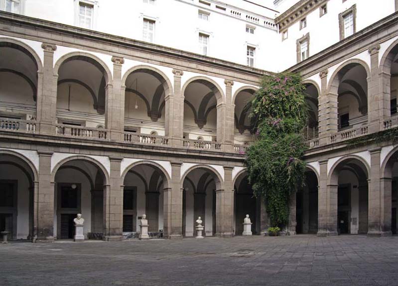 Maison du Sauveur - cour des statues - Napoli | Secret World Trip Planner