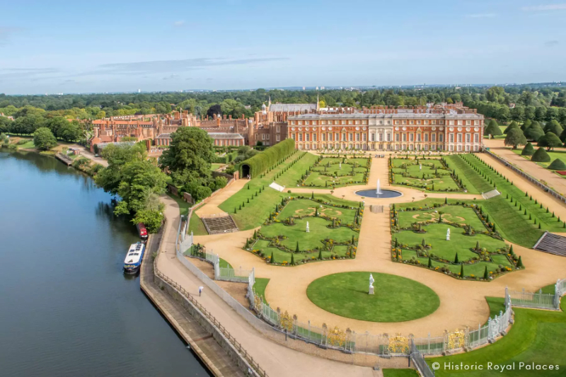 Hampton Court jauregia - Molesey | Secret World Trip Planner