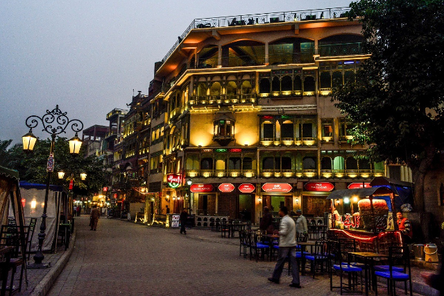 Lahore Food Street, situada entre Fort Road y Roshnai Gate, en el recinto amurallado de Lahore. - Lahore | Secret World Trip Planner