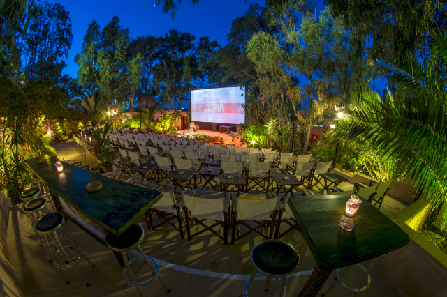 Santorino kino teatras po atviru dangumi - Kamari | Secret World Trip Planner