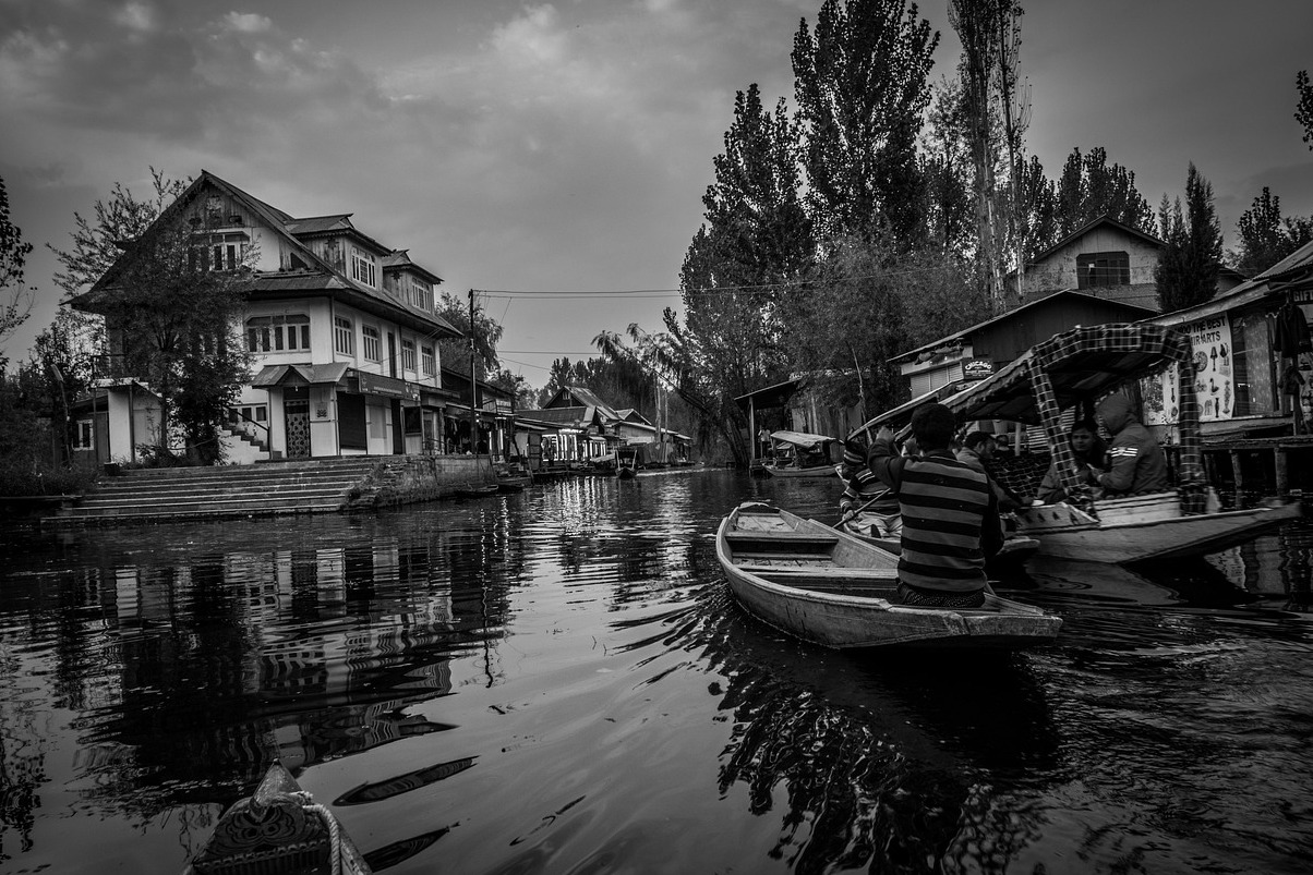 Dal lake: The Jewel in the crown of Kashmir - Srinagar | Secret World Trip Planner