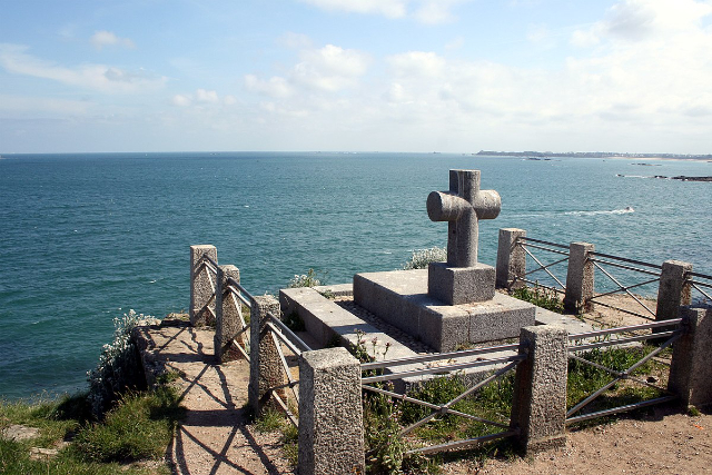 קברו של שאטובריאנד - Saint-Malo | Secret World Trip Planner