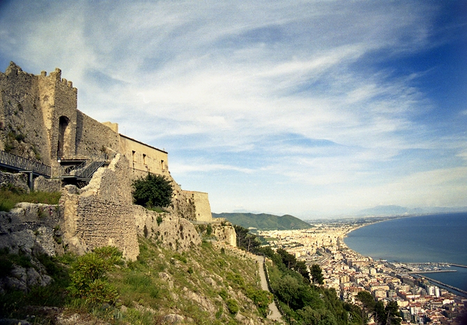 Zamek Arechi - Castello | Secret World Trip Planner
