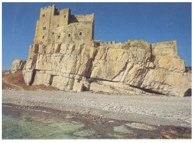 Castello Templare Federiciano - Roseto Capo Spulico | Secret World Trip Planner
