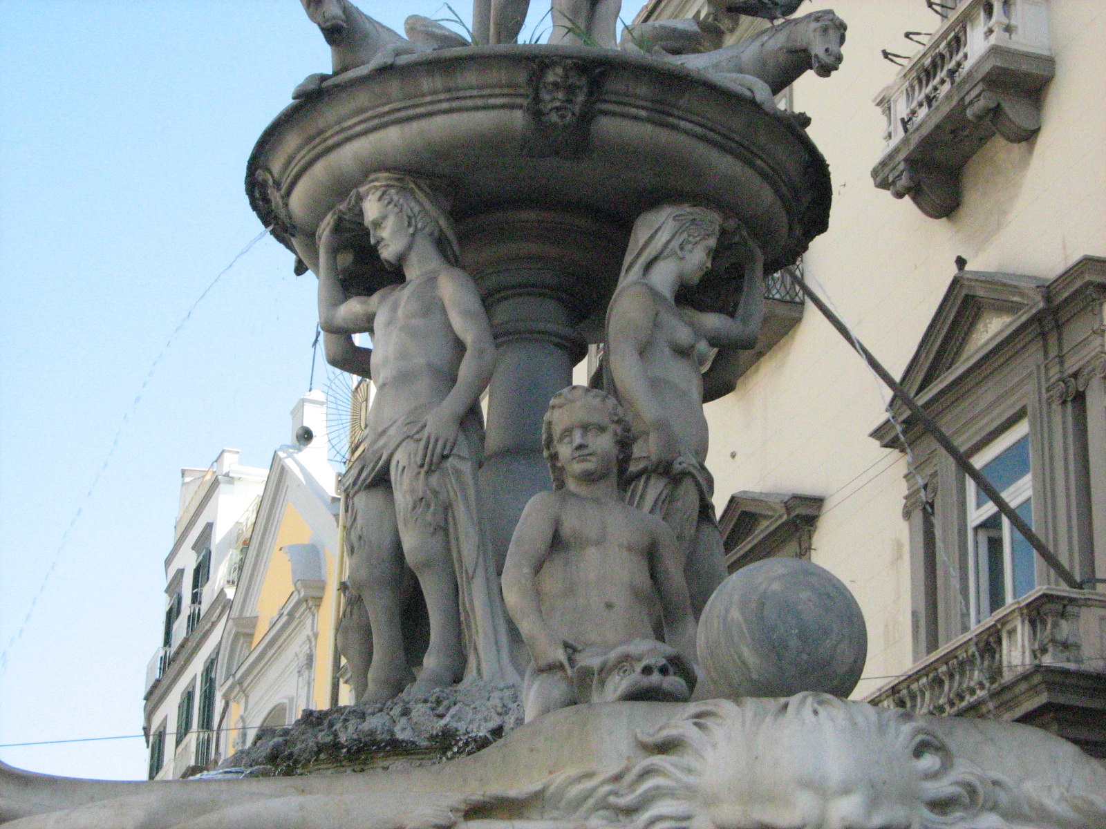 La fontana del Nettuno  - Napoli | Secret World Trip Planner