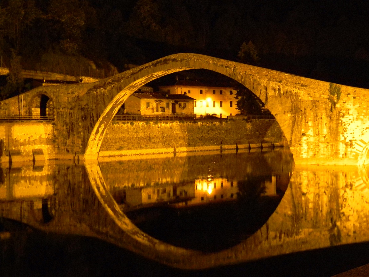 Ponte “del Diavolo” o “della Maddalena”, - Borgo a Mozzano | Secret World Trip Planner