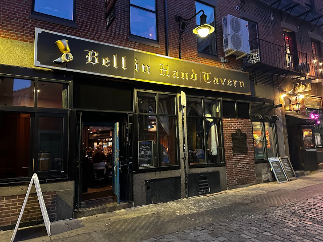 The Bell in Hand Tavern: la Taverna più vecchia d'America - 45 Union St | Secret World Trip Planner