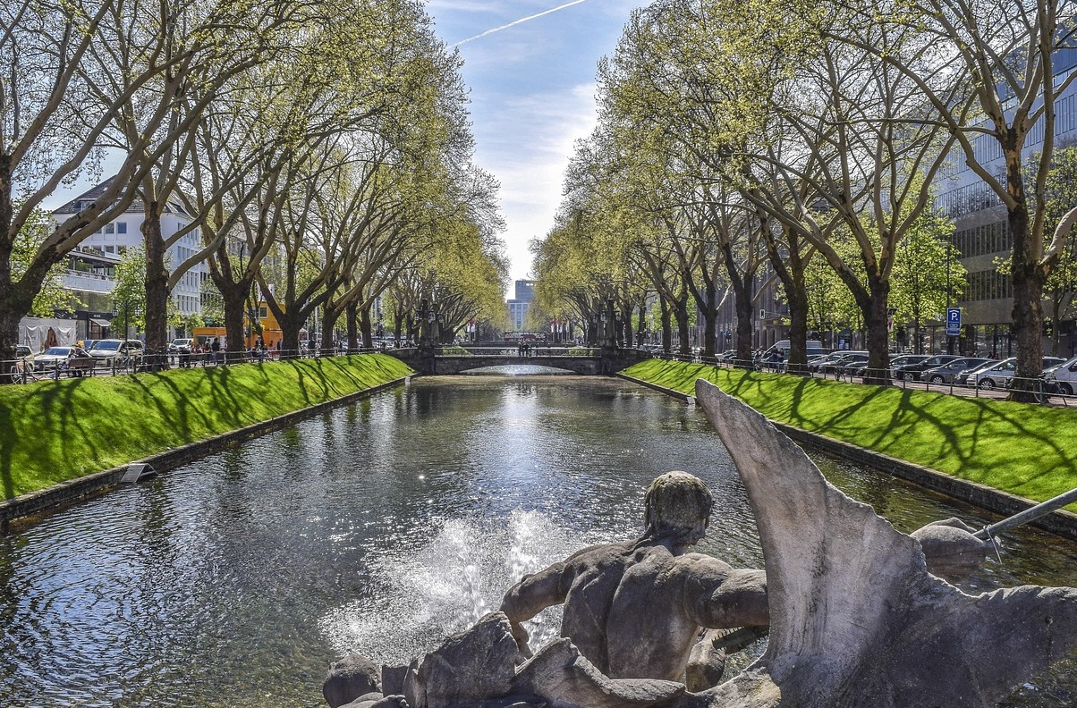 Dusseldorf: Königsallee is the city's most elegant boulevard - Düsseldorf | Secret World Trip Planner