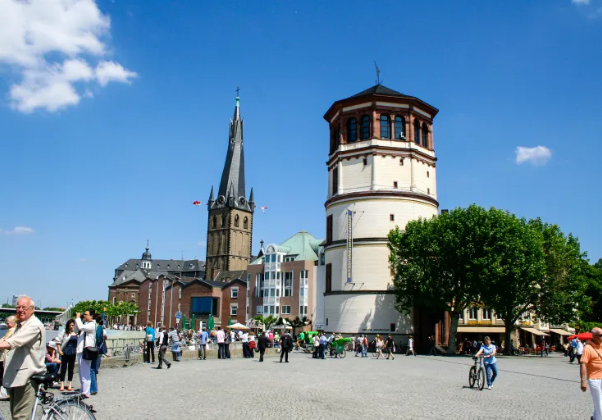 Dusselfdorf: Burgplatz (Castle Square) — Düsseldorf