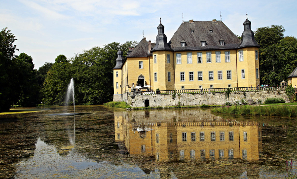 L'imponente Schloss Dyck con fossato — Jüchen