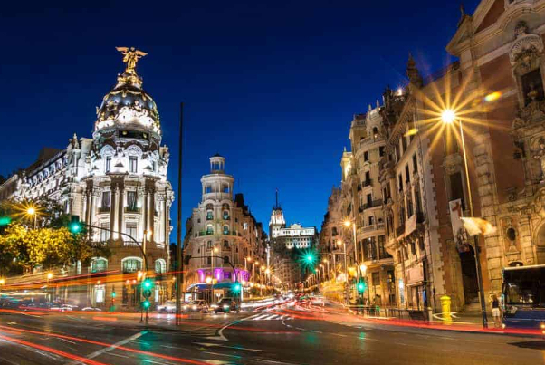 Gran Via Madrid'in en ünlü caddesidir - Madrid | Secret World Trip Planner