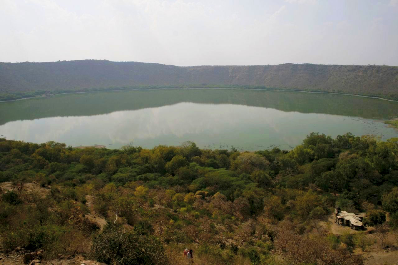 Lonar: the only salt water lake in the world - Lago del cratere Lonar | Secret World Trip Planner