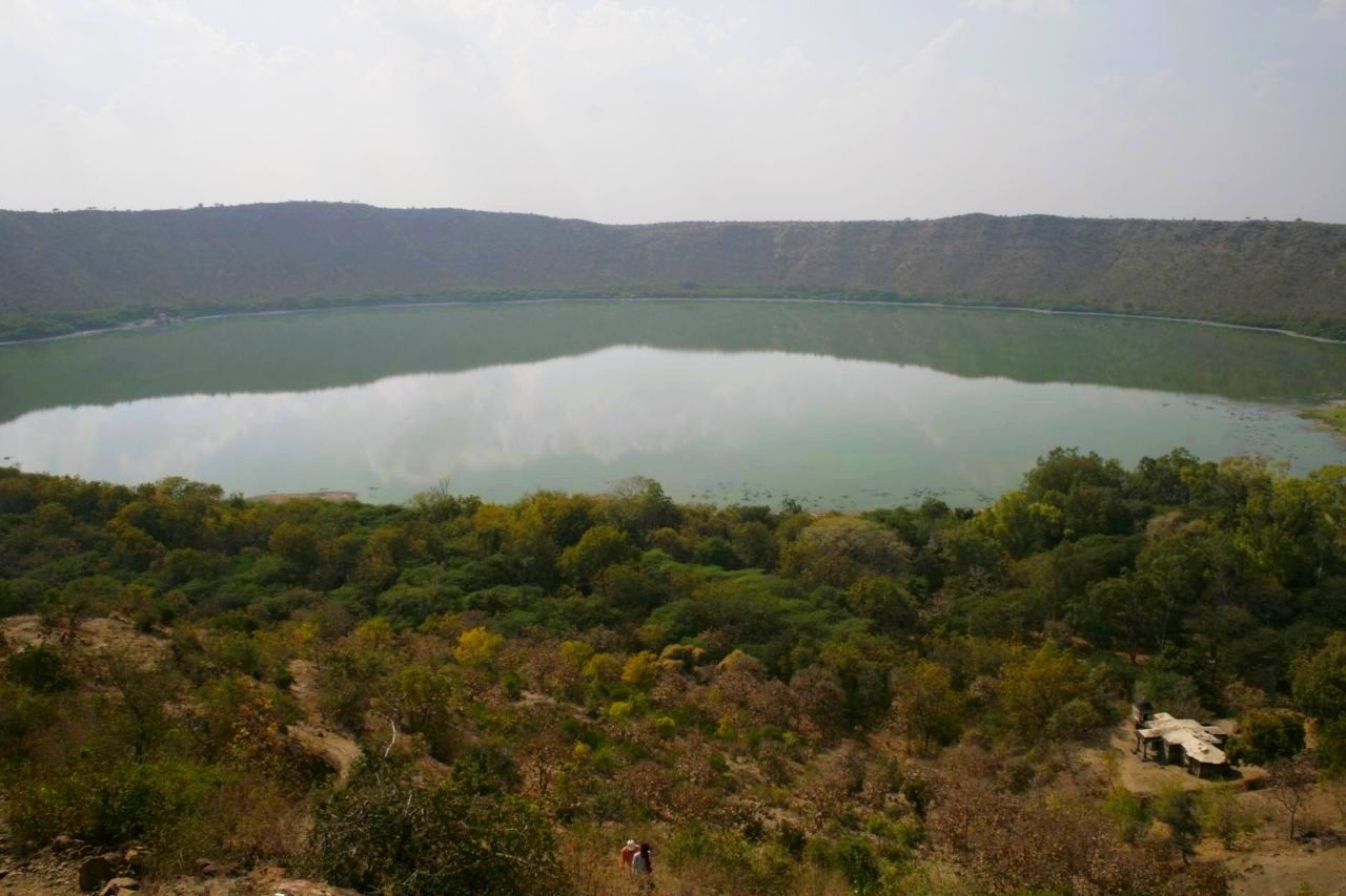 Lonar: the only salt water lake in the world - Lago del cratere Lonar | Secret World Trip Planner