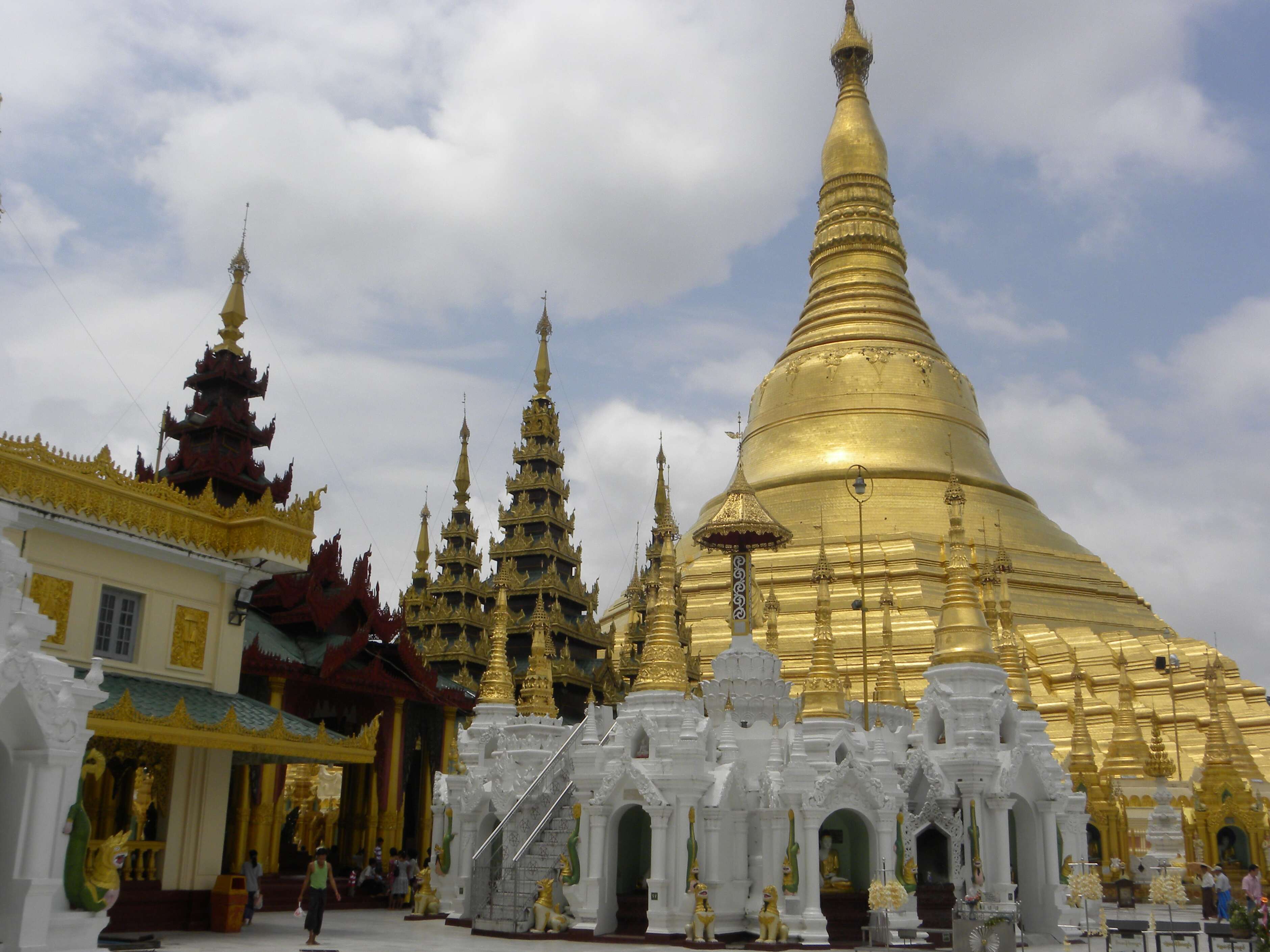 Schwedagon Pawa an impressive golden Buddhist monument - Yangon | Secret World Trip Planner