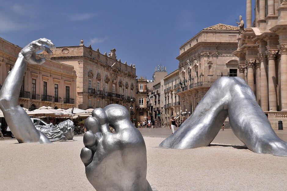 Siracusa: Piazza Duomo - Awakening dening Seward Johnson - Siracusa | Secret World Trip Planner