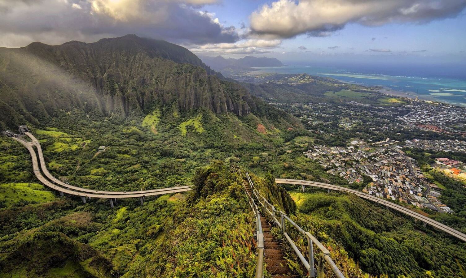 Tangga Haiku Dikenal sebagai Tangga Menuju Surga - Kaneohe | Secret World Trip Planner