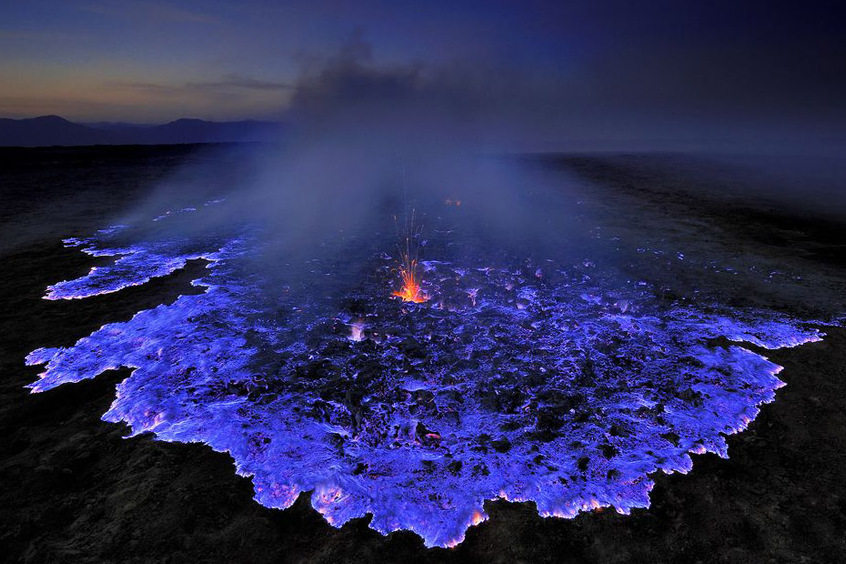 Le Kawah Ijen est un volcan qui produit des éruptions de lave bleu électrique. — Kabupaten Bondowoso
