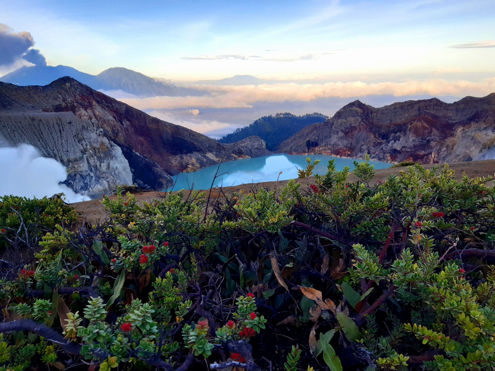 Le Kawah Ijen est un volcan qui produit des éruptions de lave bleu électrique. - Kabupaten Bondowoso | Secret World Trip Planner