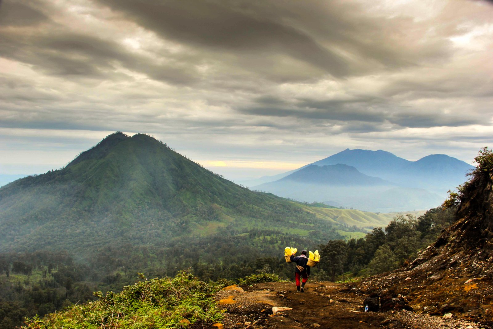 Le Kawah Ijen est un volcan qui produit des éruptions de lave bleu électrique. - Kabupaten Bondowoso | Secret World Trip Planner