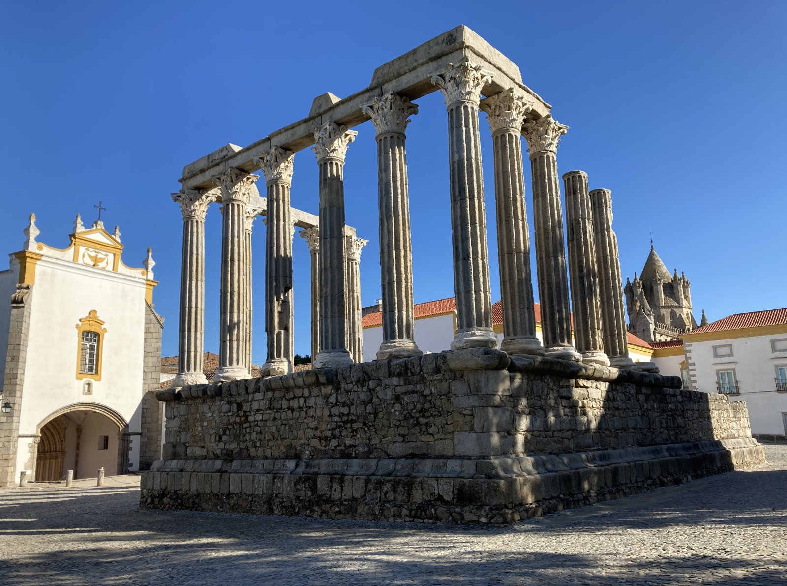 Kuil Romawi di Évora - Évora | Secret World Trip Planner