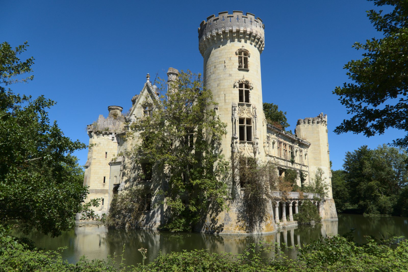 Castello di La Mothe-Chandeniers - Les Trois-Moutiers | Secret World Trip Planner