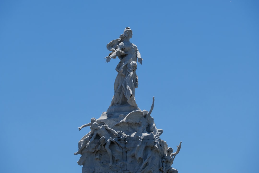 Monumen Carta Magna dan 4 Wilayah di Argentina - Av. del Libertador | Secret World Trip Planner