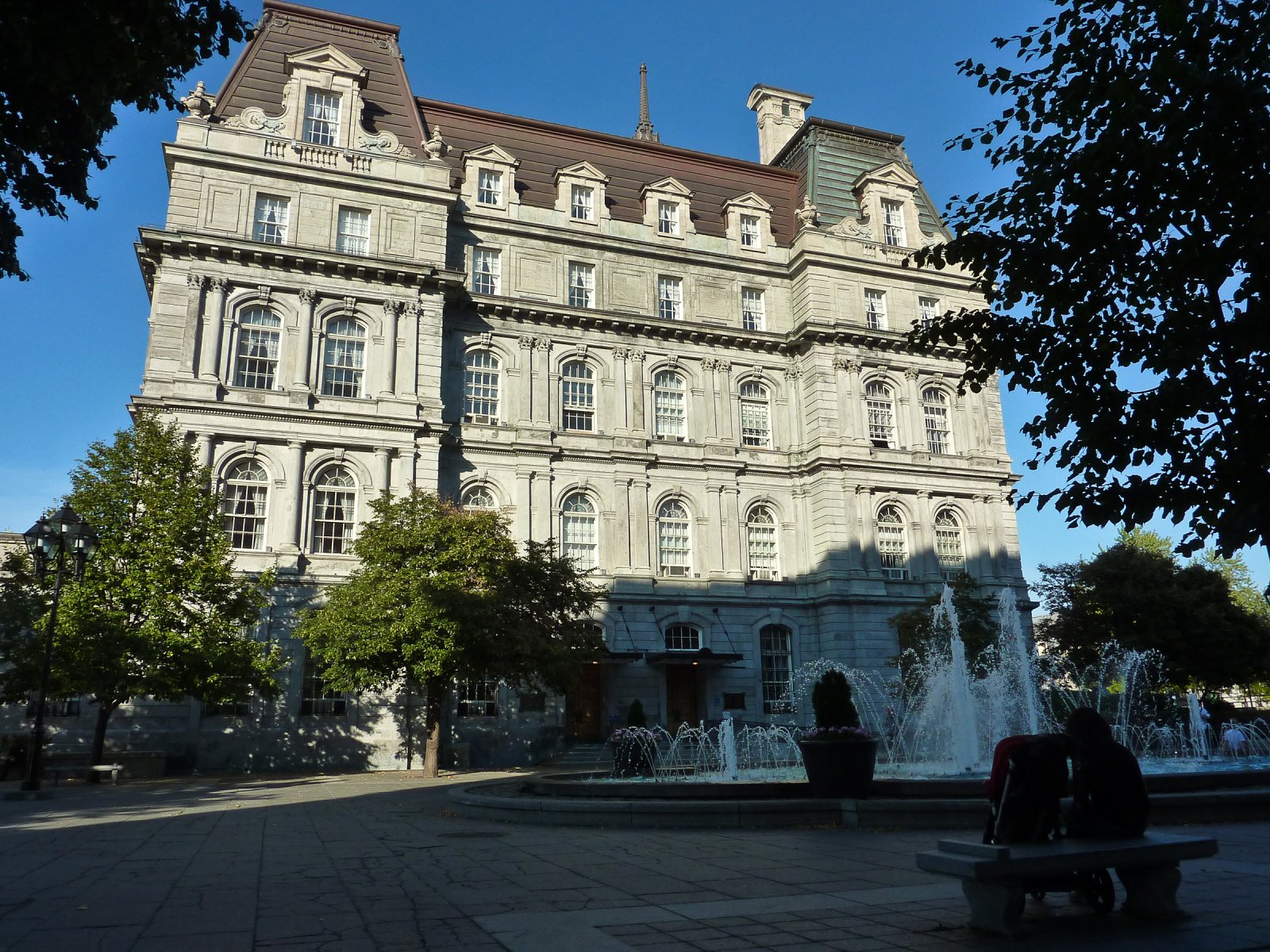 Montreals landmärke: Hotel de Ville de Montreal - Montréal | Secret World Trip Planner