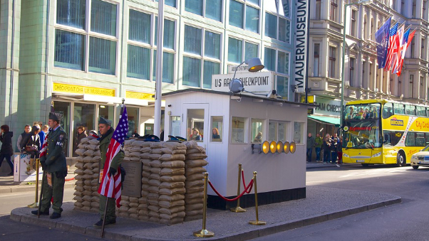Checkpoint Charlie og Berlinmuren - Berlin | Secret World Trip Planner