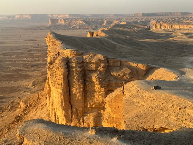 Ai Confini del Mondo – La Scogliera che Sfiora il Cielo - Sadus | Secret World Trip Planner