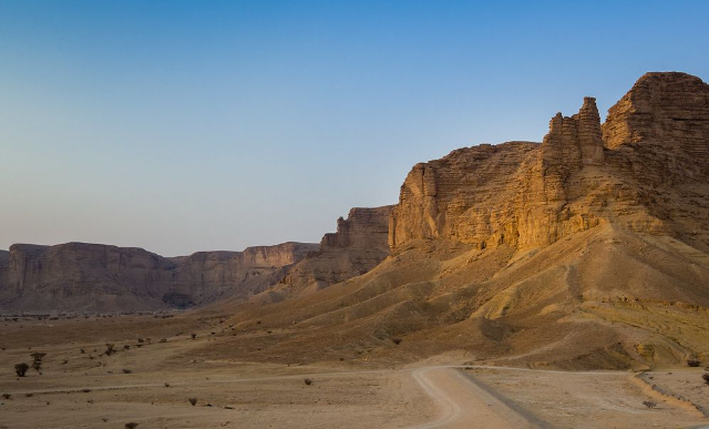 Ai Confini del Mondo – La Scogliera che Sfiora il Cielo - Sadus | Secret World Trip Planner