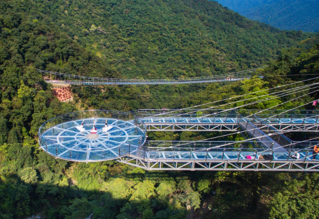 Gulong Gorge Skywalk Glass Bridge e Waterfall - 清远市 | Secret World Trip Planner
