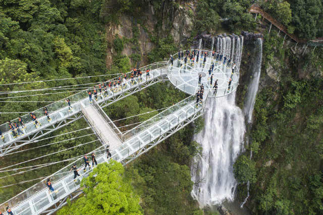 Gulong Gorge Skywalk Glass Bridge e Waterfall - 清远市 | Secret World Trip Planner