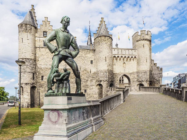 Lange Wapper statula - Antwerpen | Secret World Trip Planner