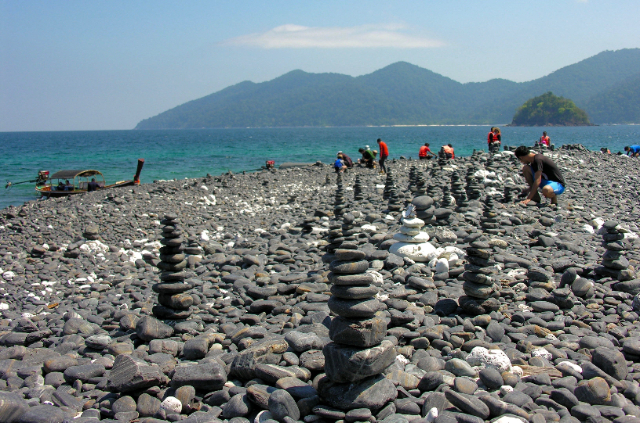 Ko Hin-Ngam , l'isola dei ciottoli neri - Ko Tarutao | Secret World Trip Planner